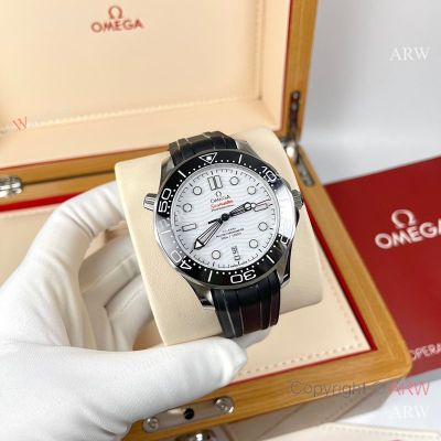 High Quality Replica OMEGA Seamaster 300 Different Straps (316 Stainless Steel/Silicone) White Wavy Ceramic Face Dial Black Ceramic Bezel Stainless Steel Case Watch 42mm